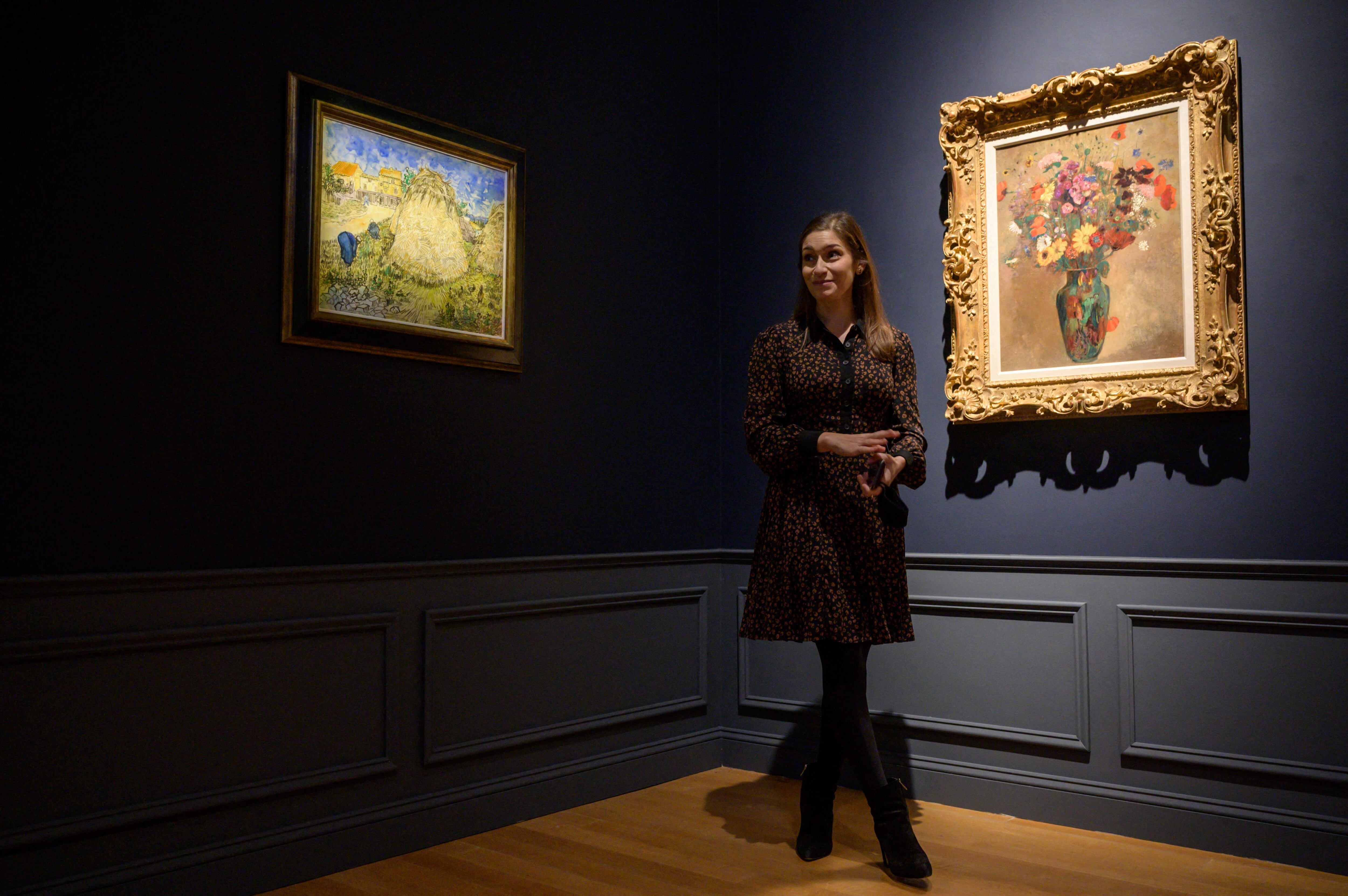 À esquerda, a pintura de Vincent Van Gogh 'Meules de ble' (1888) leiloada pela Christie's em Nova York em 11 de novembro de 2021. 