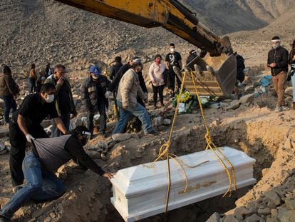 Enterro de uma mulher que morreu de covid em um cemitério em Lima, Peru, em 25 de agosto.