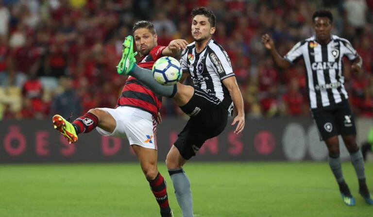 Botafogo é o clube mais endividado do Brasil, enquanto o Flamengo é quem mais diminuiu o déficit no último ano.