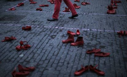Um homem caminha entre sapatos femininos em um protesto contra a violência machista em Barcelona (Espanha), na segunda-feira.