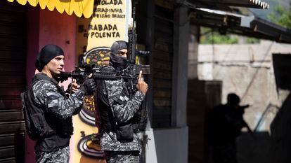 Policiais durante a operação na favela do Jacarezinho, no Rio, no último dia 6.