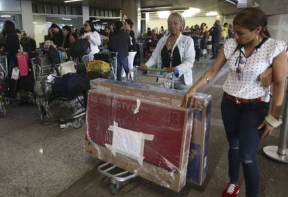 Médicos cubanos, momentos antes de deixar o Brasil