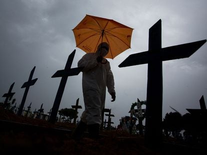 Um trabalhador do cemitério Nossa Senhora Aparecida, em Manaus, caminha pelas covas de vítimas da covid-19, em 25 de fevereiro deste ano.