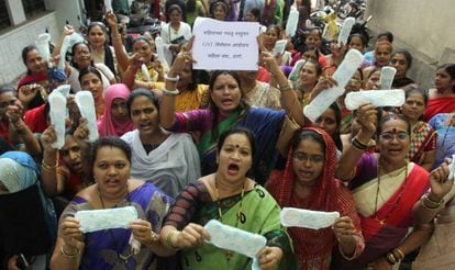 Manifestação em Mumbai contra o imposto sobre os absorventes.