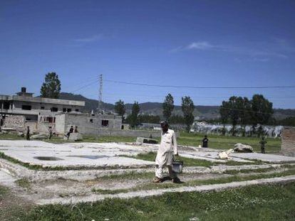 Um homem passa perto das ruínas da casa em que vivia o líder da Al Qaeda em Abbottabad (Paquistão).