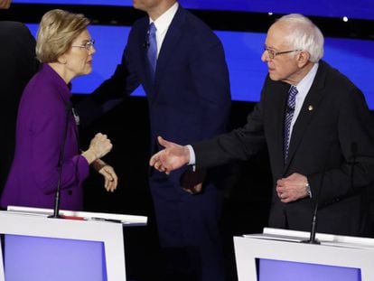 A senadora democrata Elizabeth Warren e o senador Bernie Sanders saúdam-se no debate.