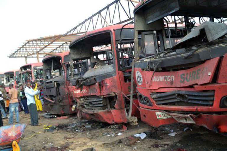 Ônibus atingidos pela explosão na estação de Abuya.