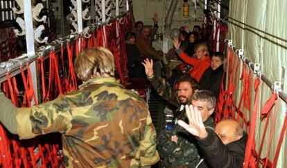 Sobreviventes, em um avião C-130 da Força Aérea grega.
