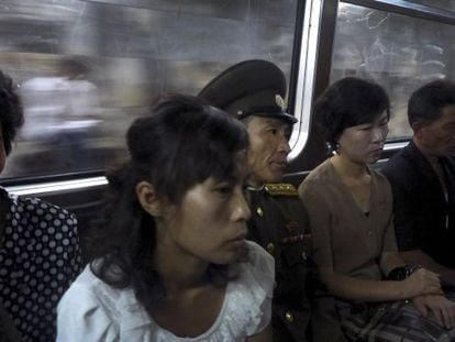Passageiros no metrô de Pyongyang na segunda-feira.