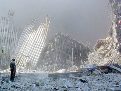 Um homem observa as ruínas das Torres Gêmeas depois do atentado.