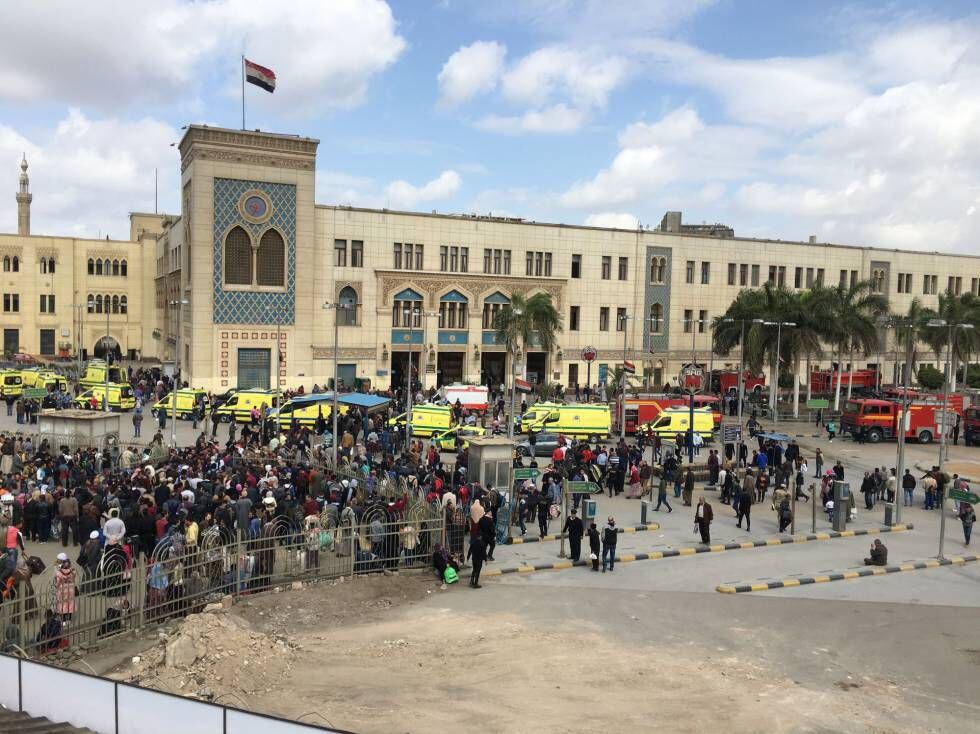 Multidão se aglomera às portas da estação ferroviária no centro do Cairo.