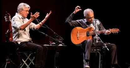 Caetano Veloso e Gilberto Gil, durante show.