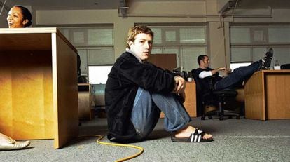 Mark Zuckerberg nos primeiros escritórios do Facebook.
