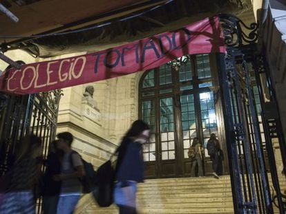 Um grupo de alunos na entrada do Colégio Nacional de Buenos Aires durante o protesto.