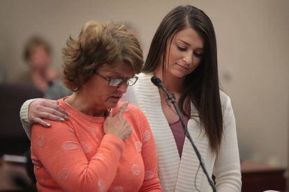 A mãe de uma das vítimas lê um texto perante a juíza.