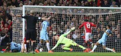Mata marca o único gol da partida.