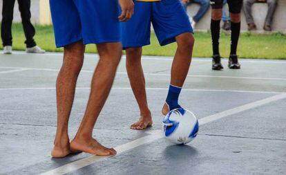 Internos participam de partida de futebol na Unidade Abreu e Lima.