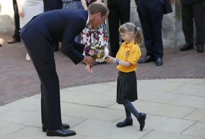 William, da Inglaterra, recebe flores na chegada nesta segunda-feira à Universidade Oxford.