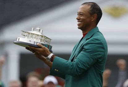 Woods posa com o troféu e a jaqueta verde de campeão, neste domingo em Augusta.