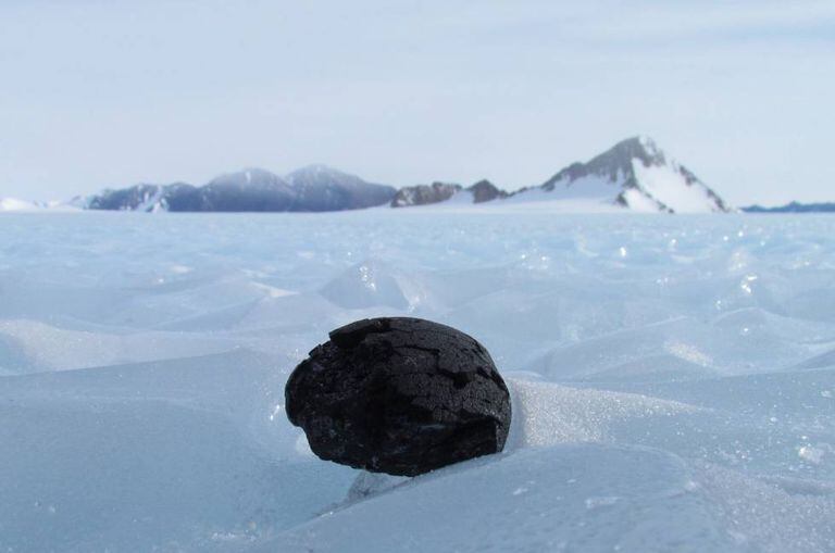 Um meteorito encontrado na Antártida, em uma imagem de arquivo.