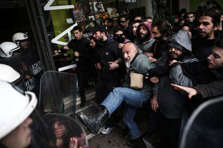 Manifestantes contra a abertura do comércio aos domingos enfrentam a polícia.