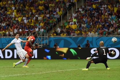 Lukaku supera Howard no segundo gol da Bélgica.