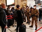 Soldados italianos revisan a los pasajeros que salen de la estación principal de Milán, este lunes.
