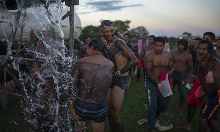 Índios tomam banho no Acampamento Terra Livre em Brasília, nesta quarta-feira.