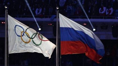 As bandeiras olímpicas e a da Rússia ondulam na Olimpíada de Inverno de Sochi-2014.