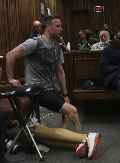 O atleta paraolímpico Oscar Pistorius se ajoelha sem suas próteses no Tribunal Superior de Pretória.