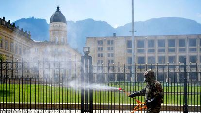 Militar desinfeta residência oficial do presidente da Colômbia, em Bogotá.