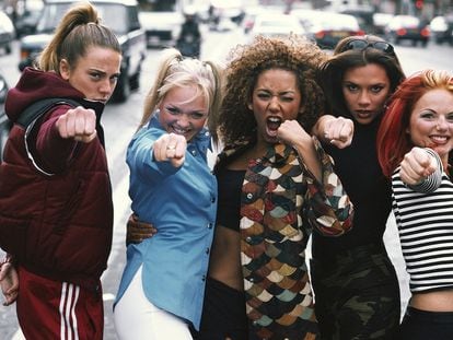As Spice Girls em Paris em setembro de 1996. Da esquerda para a direita: Melanie Chisholm, Emma Bunton, Melanie Brown, Victoria Beckham e Geri Halliwell.