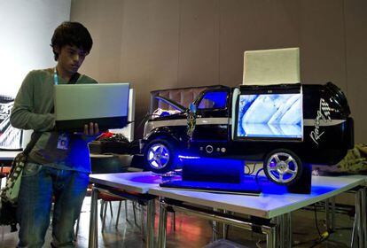 Um jovem colombiano testa um invento na Campus Party em Cali.