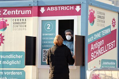Um homem faz um exame de covid-19 num posto de saúde na cidade alemã de Duisburg, nesta sexta-feira. 