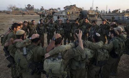 Soldados israelenses antes de entrar em Gaza.
