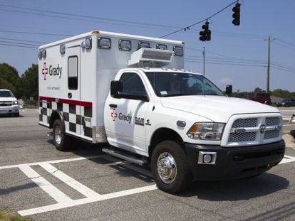 A ambulância que leva Nancy Writebol chega escoltada ao hospital da Universidade Emory.