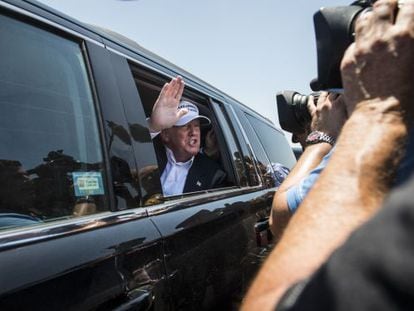 Donald Trump cumprimenta a imprensa do seu carro, na quinta-feira, no Texas.