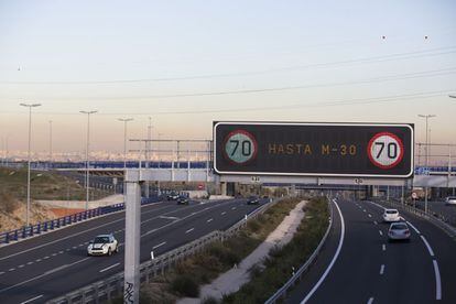 Painéis informativos anunciando a limitação de velocidade em 70 quilômetros por hora.