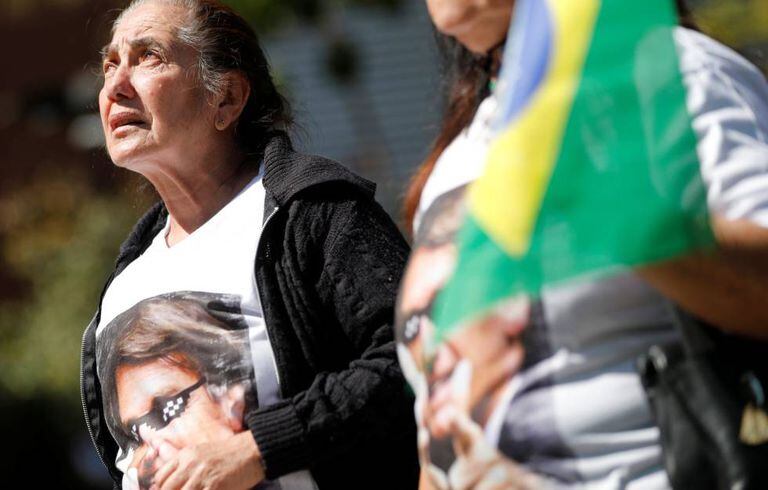 Partidários de Bolsonaro, na porta do hospital onde foi internado.