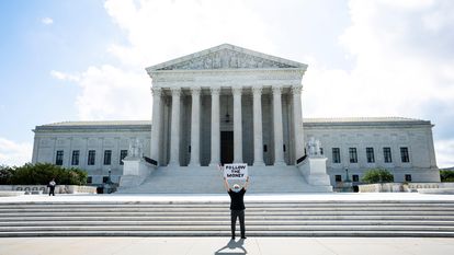 Bill Christeson protesta diante da Suprema Corte dos EUA enquanto esta se prepara para julgar dois casos que buscam obter dados financeiros do presidente Trump, incluindo suas declarações de impostos, em Washington, na quinta-feira.