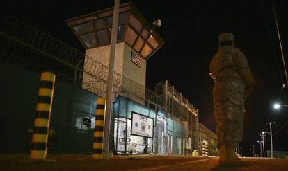Entrada da prisão de Guantánamo.