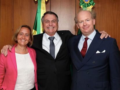 O presidente Jair Bolsonaro abraça a deputada alemã Beatrix von Storch e o marido dela, Sven von Storch.