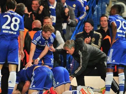 Mourinho com seus jogadores depois do gol de Demba Ba.