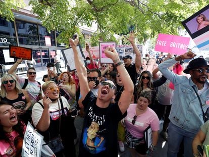 Entusiastas de Britney Spears protestam nesta quarta-feira diante do tribunal de Los Angeles que decide sobre a custódia legal da artista.