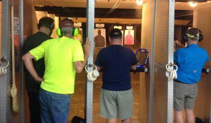 Homens disparando, neste sábado, na loja de Summerville.