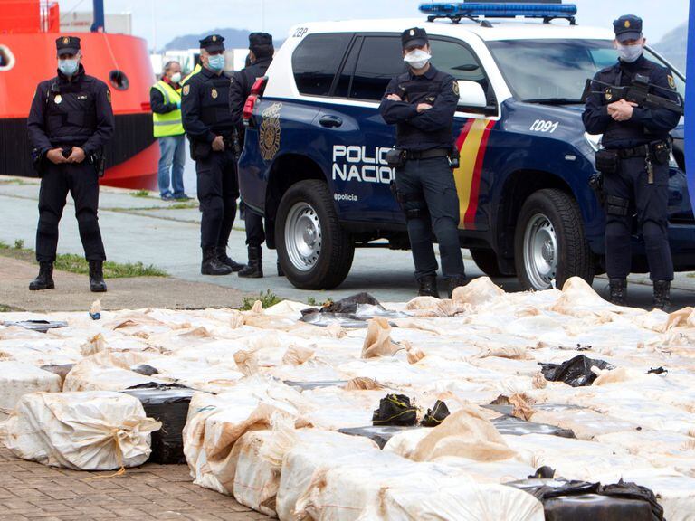 Agentes policiais protegem uma carga de cocaína apreendida na região da Galícia.