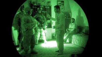 Marines norte-americanos interrogam um iraquiano em uma operação de busca de insurgentes.