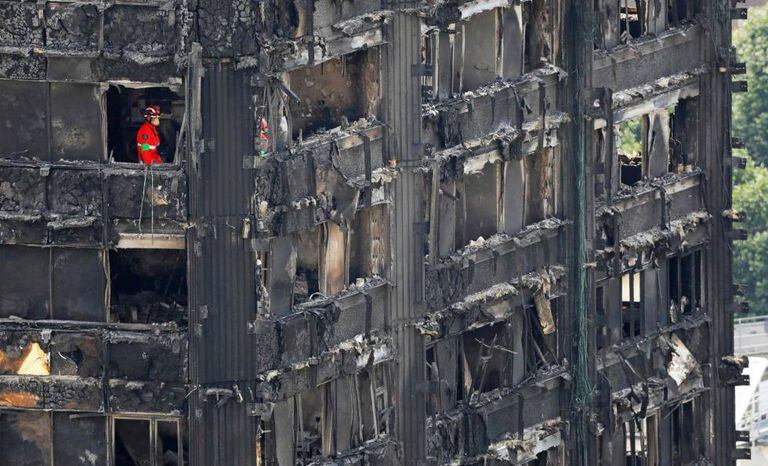 Serviços de emergência trabalham no edifício