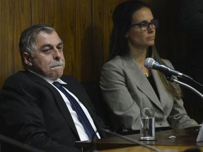 Beatriz Catta Preta ao lado de Paulo Roberto Costa em depoimento do delator &agrave; CPI da Petrobras, em setembro de 2014.