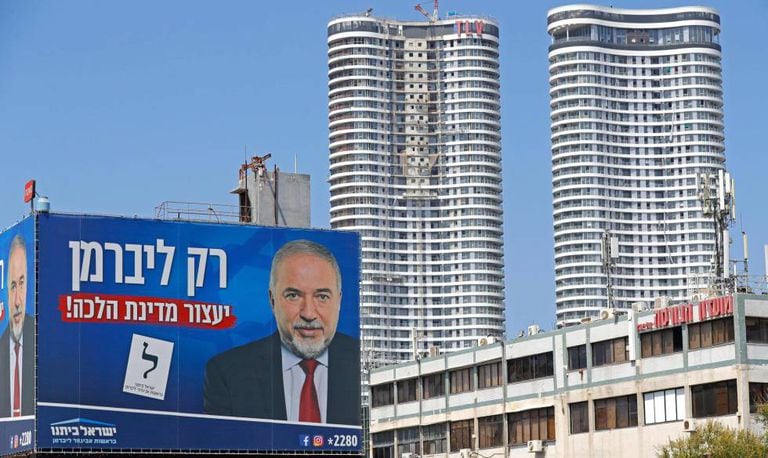 Cartaz eleitoral de Avigdor Lieberman nas ruas de Tel Aviv.